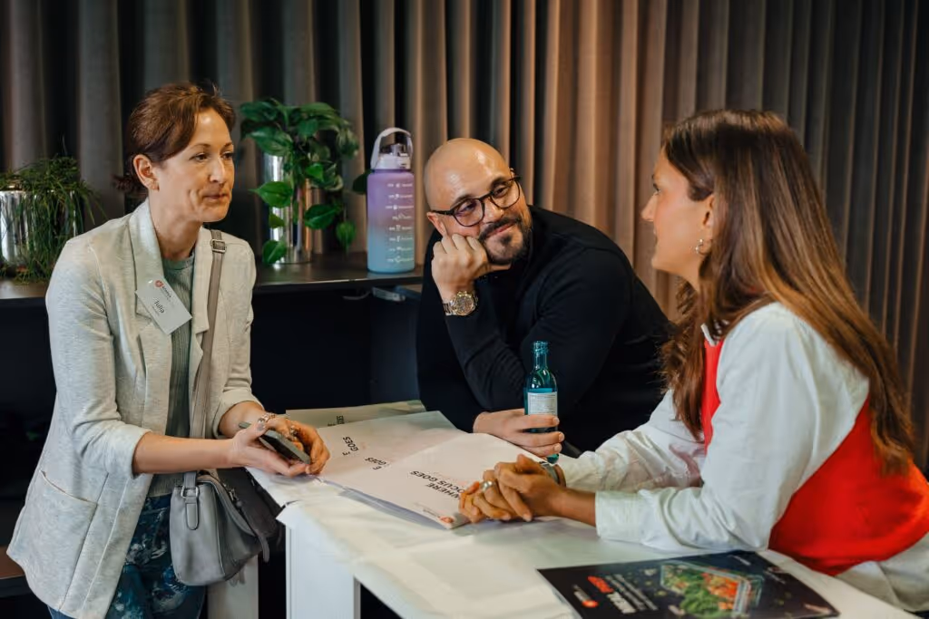 Persönliche Beratung und Austausch zum Thema Personal Training auf einem Körperverwandlung Event – individuelle Betreuung auf Augenhöhe.