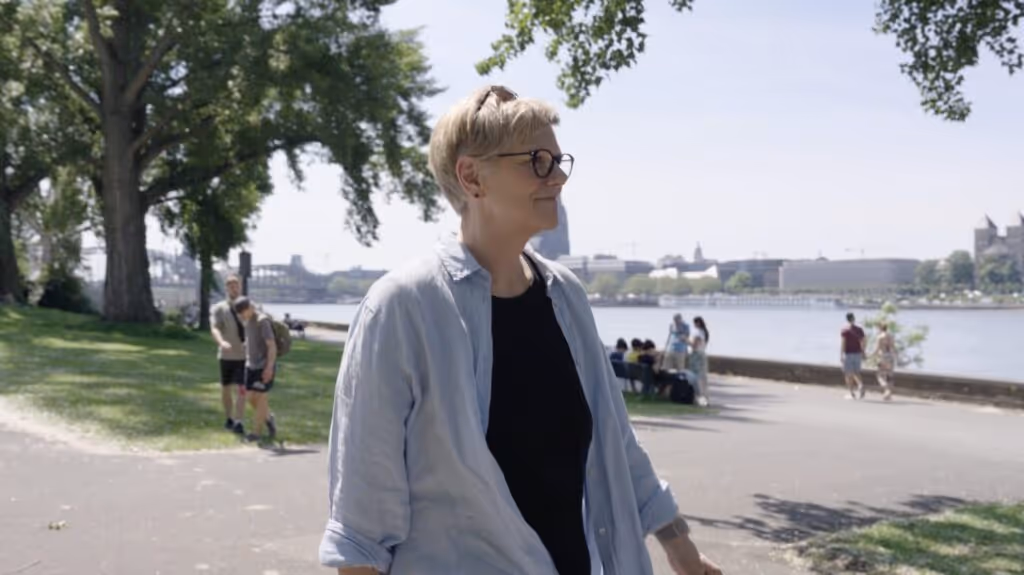 Teilnehmerin Sabine geht am Rhein spazieren