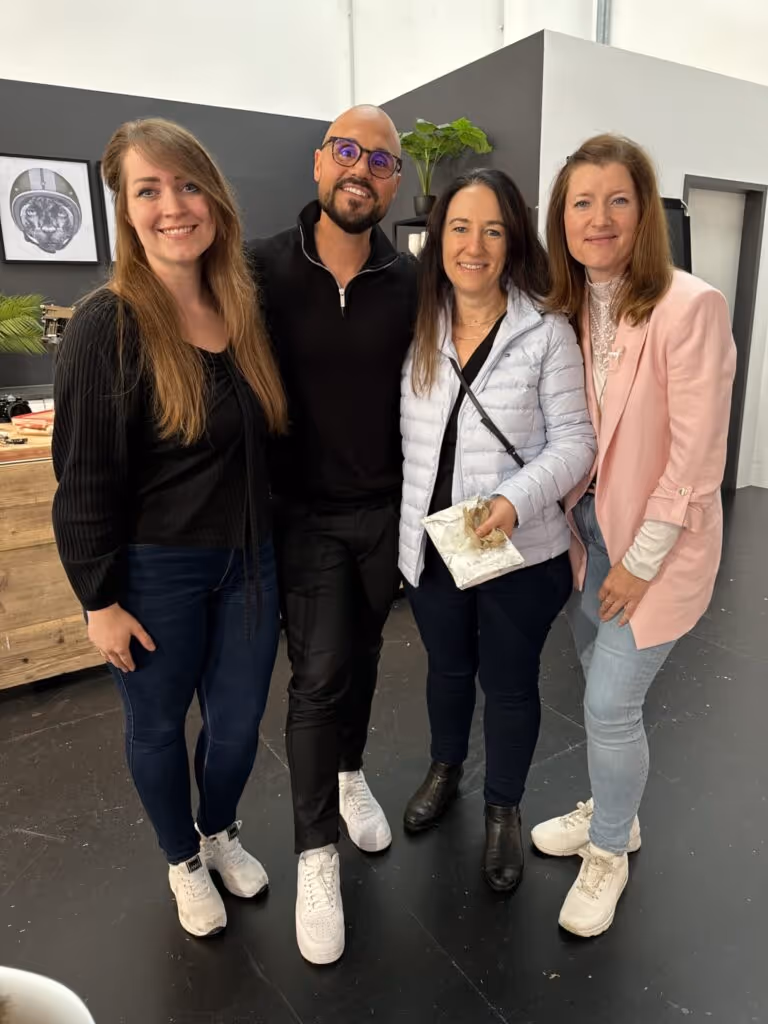 Abnehmexperte Andreas Kotte mit Teilnehmerinnen die abgenommen haben