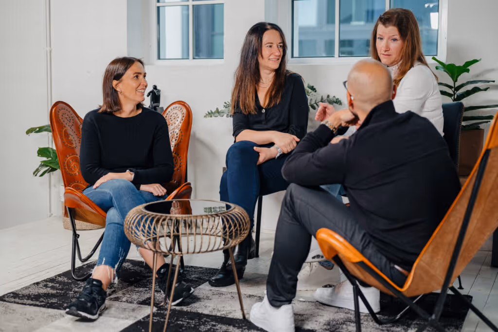 Vielbeschäftigte Frau Silvana hat 18 Kilo abgenommen und ist bei einem Treffen der Ernährungsberatung Körperverwandlung.