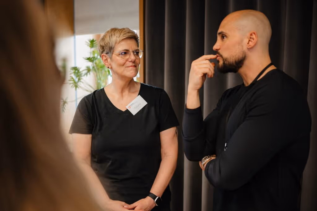 Ernährungsexperte Andreas Kotte im persönlichen Gespräch mit Teilnehmerin Sabine über individuelle Wege aus der Fettverteilungsstörung. Persönliche Betreuung und langjährige Erfahrung stehen im Fokus des Coachings bei Körperverwandlung.