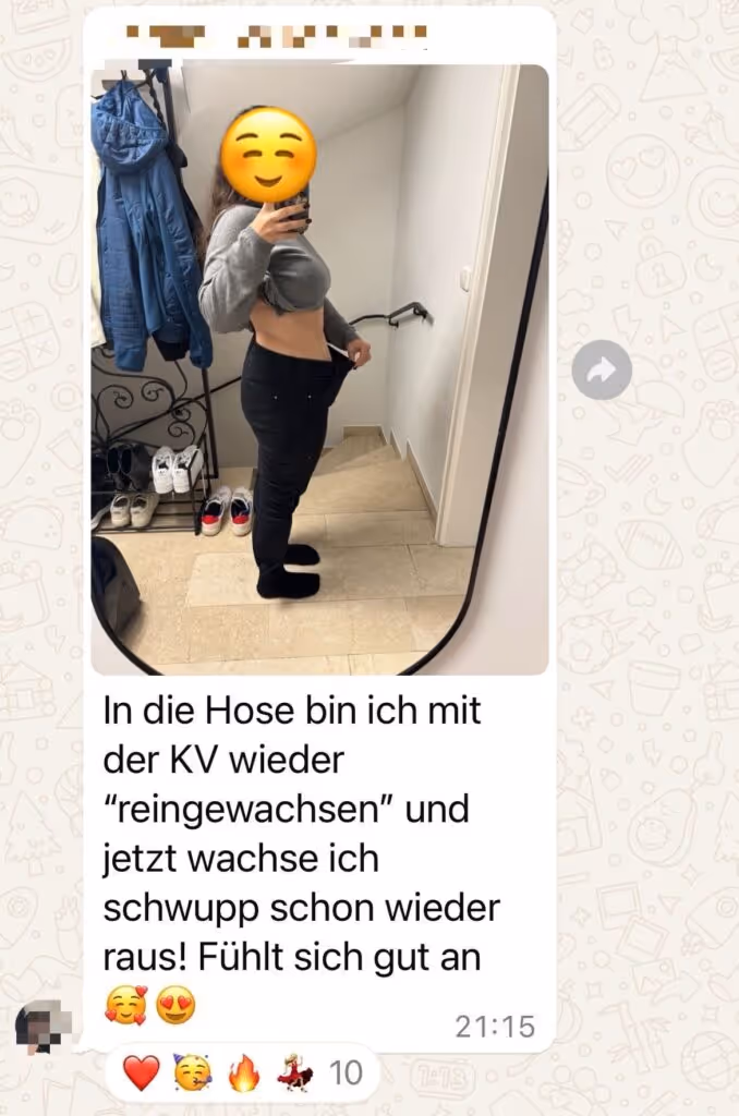 Bilder vorher nachher abnehmen in echt: Teilnehmerin zeigt stolz, wie viel Luft jetzt in der Hose ist – ihr Körper hat sich durch die Körperverwandlung komplett verändert.
