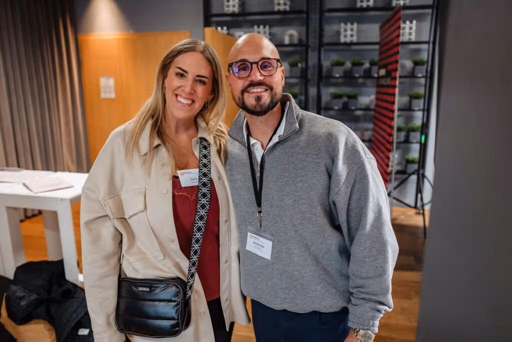 Cora steht stolz neben Andreas Kotte, dem Gründer von Körperverwandlung. Nach ihrer Transformation von –30 kg zeigt sie, wie viel Lebensfreude und Stärke durch die richtige Unterstützung möglich ist.