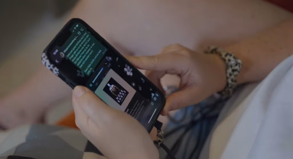 Julia, erfolgreiche Teilnehmerinnen der online Ernährungsberatung Körperverwandlung, schaut in WhatsApp Gruppe.