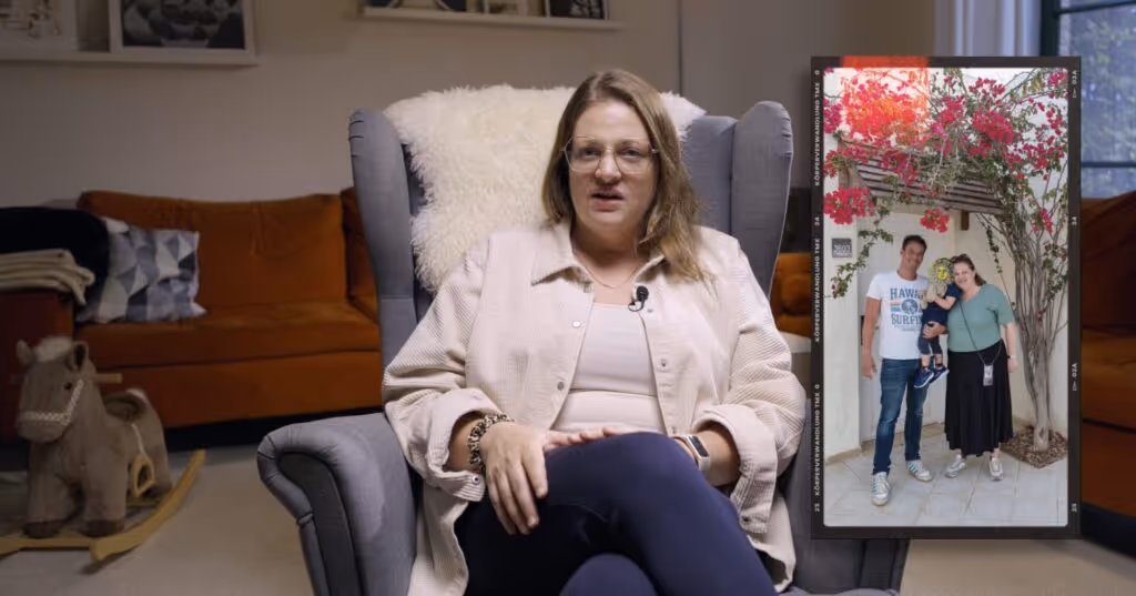 Julia, eine erfolgreiche Teilnehmerin der online Ernährungsberatung, Körperverwandlung, sitzt auf einem Sessel.