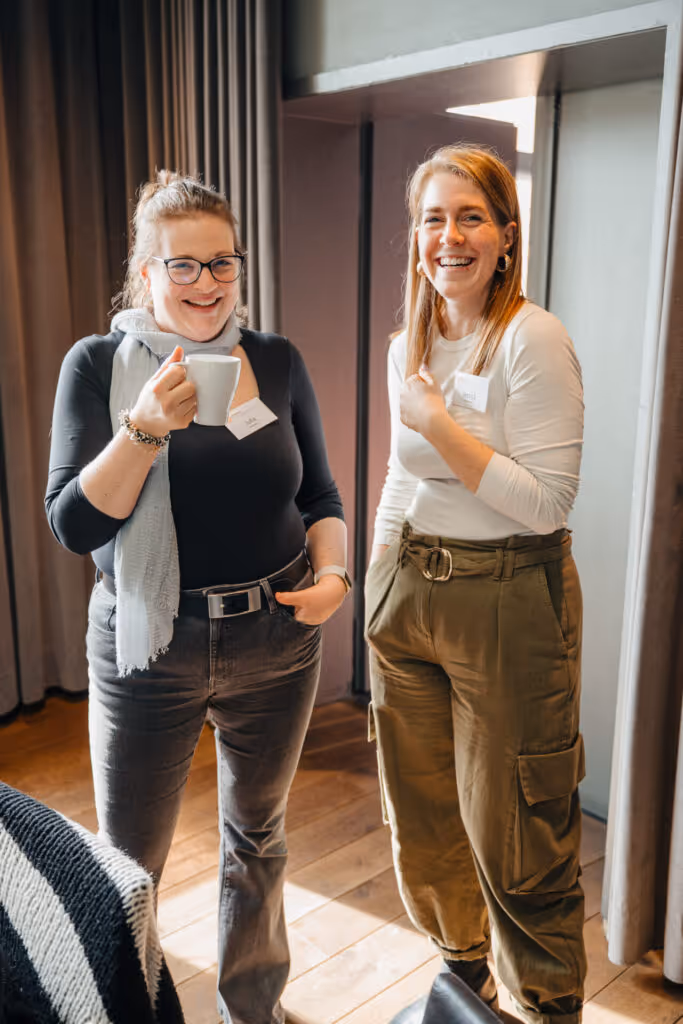 Teilnehmerinnen der Online Ernährungsberatung Körperverwandlung, Julia und Jessica, lachen.