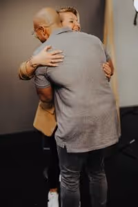 Andreas umarmt erfolgreiche und glückliche Teilnehmerin