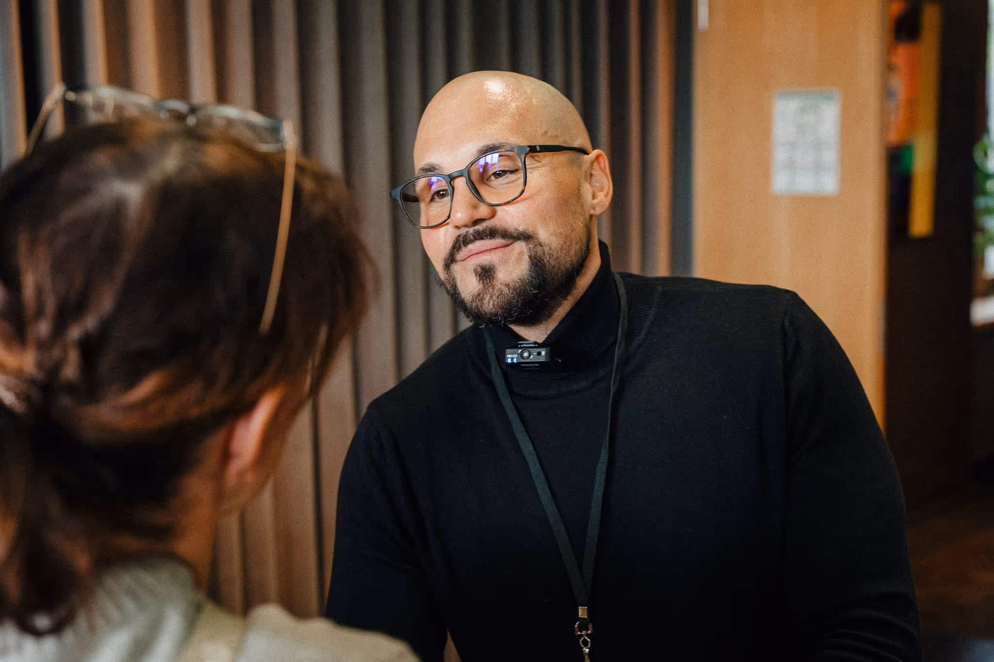 Abnehmexperte Andreas kotte spricht einfühlsam mit einer Frau über ihre Ziele beim Abnehmen und Wege, den Jojo Effekt zu vermeiden.