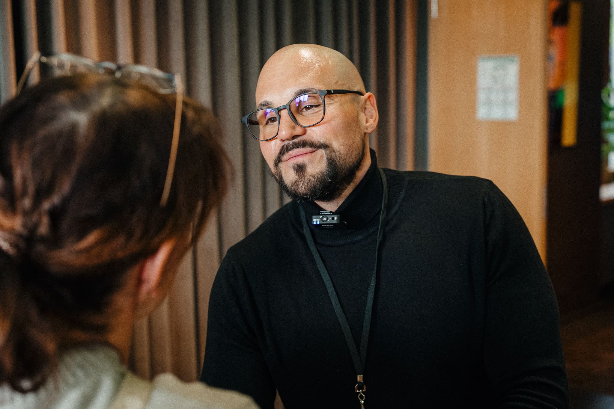 Abnehmexperte Andreas kotte spricht einfühlsam mit einer Frau über ihre Ziele beim Abnehmen und Wege, den Jojo Effekt zu vermeiden.