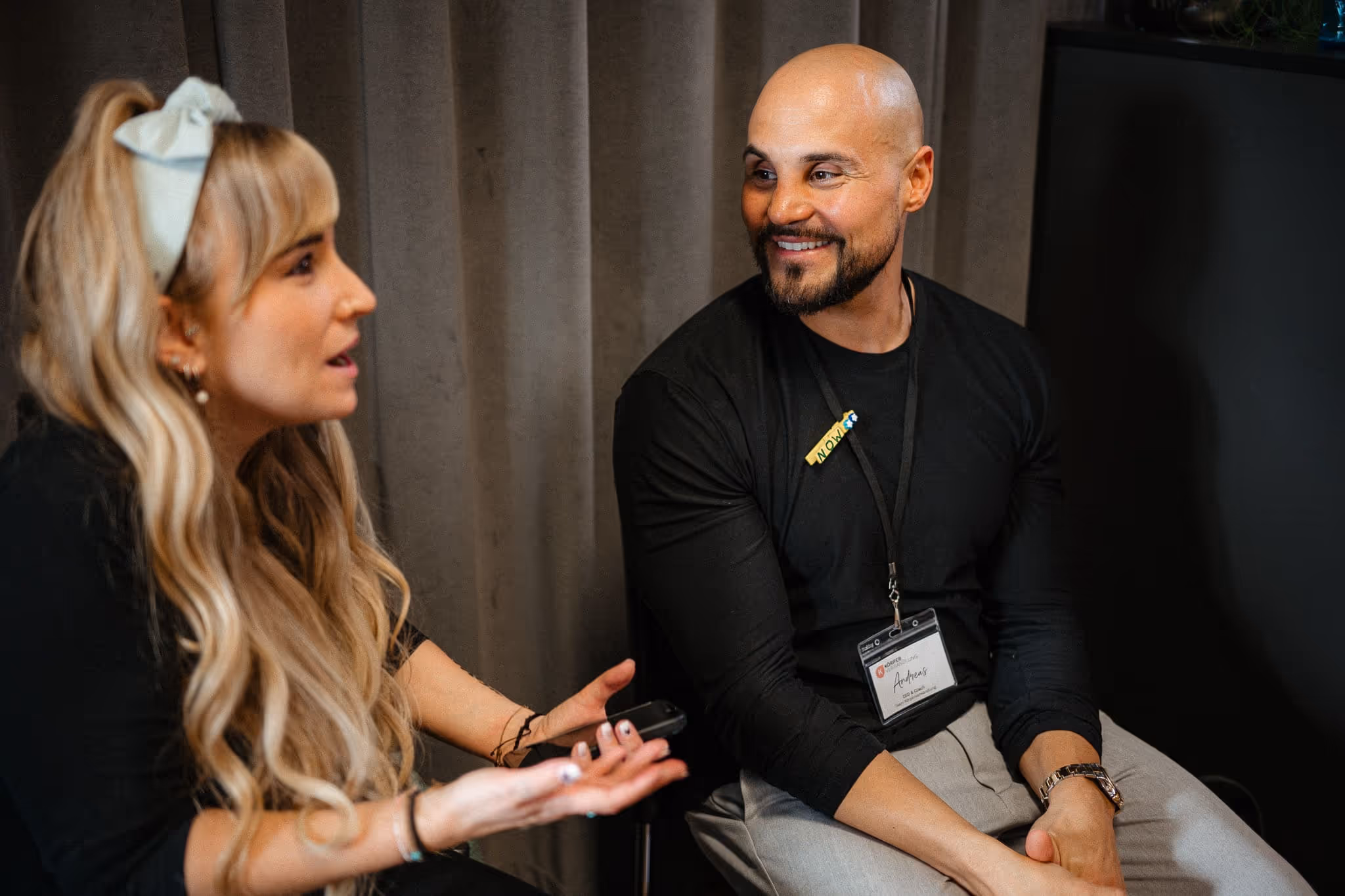 Abnehmexperte Andreas Kotte im Gespräch mit Teilnehmerin – persönlicher Austausch über Ernährung, Mahlzeitenfrequenz und nachhaltige Veränderung.