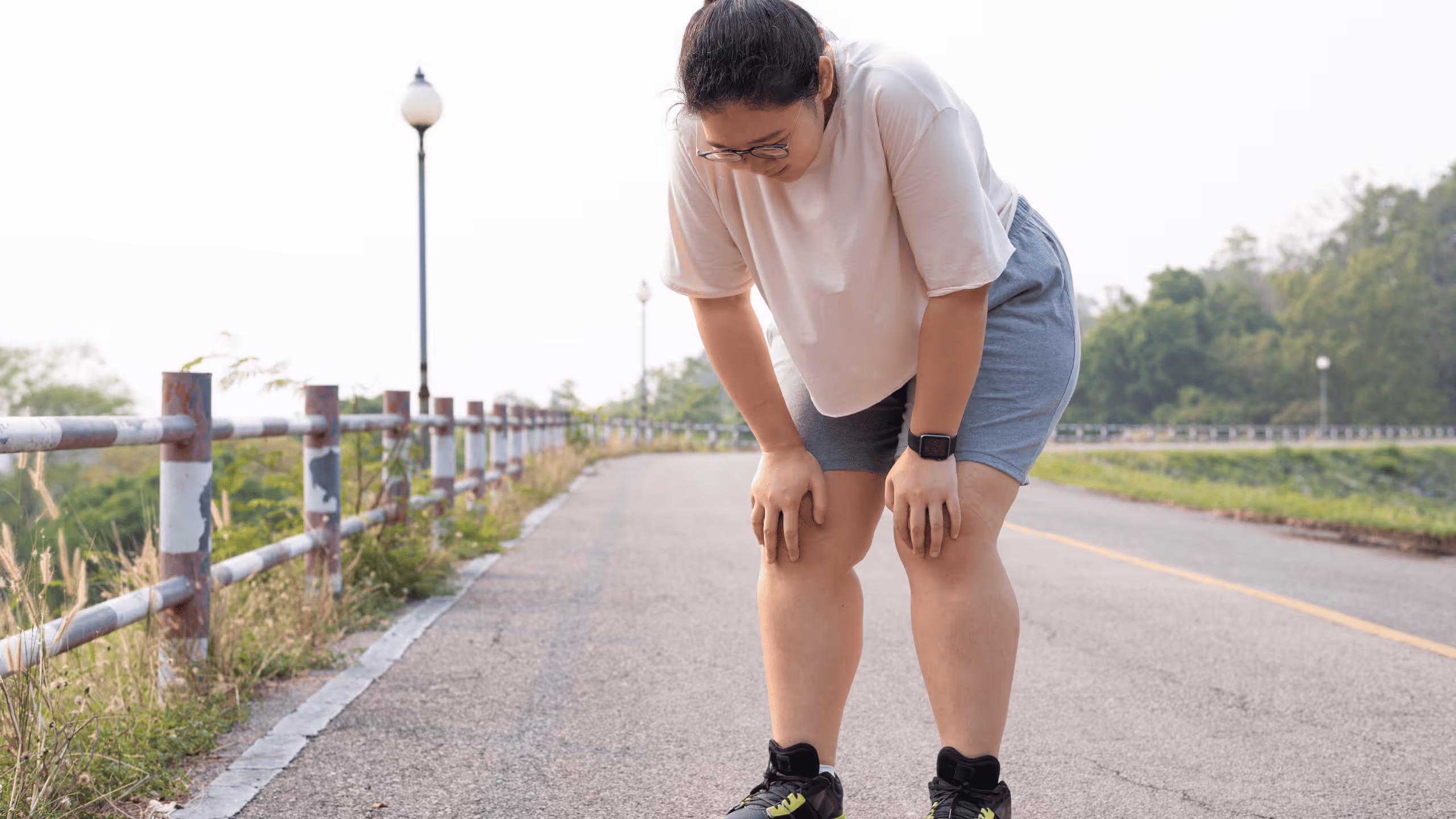 Frau ist erschöpft nach dem Training – zeigt, wie wichtig Nahrungsergänzungsmittel für Energie und Regeneration sein können.