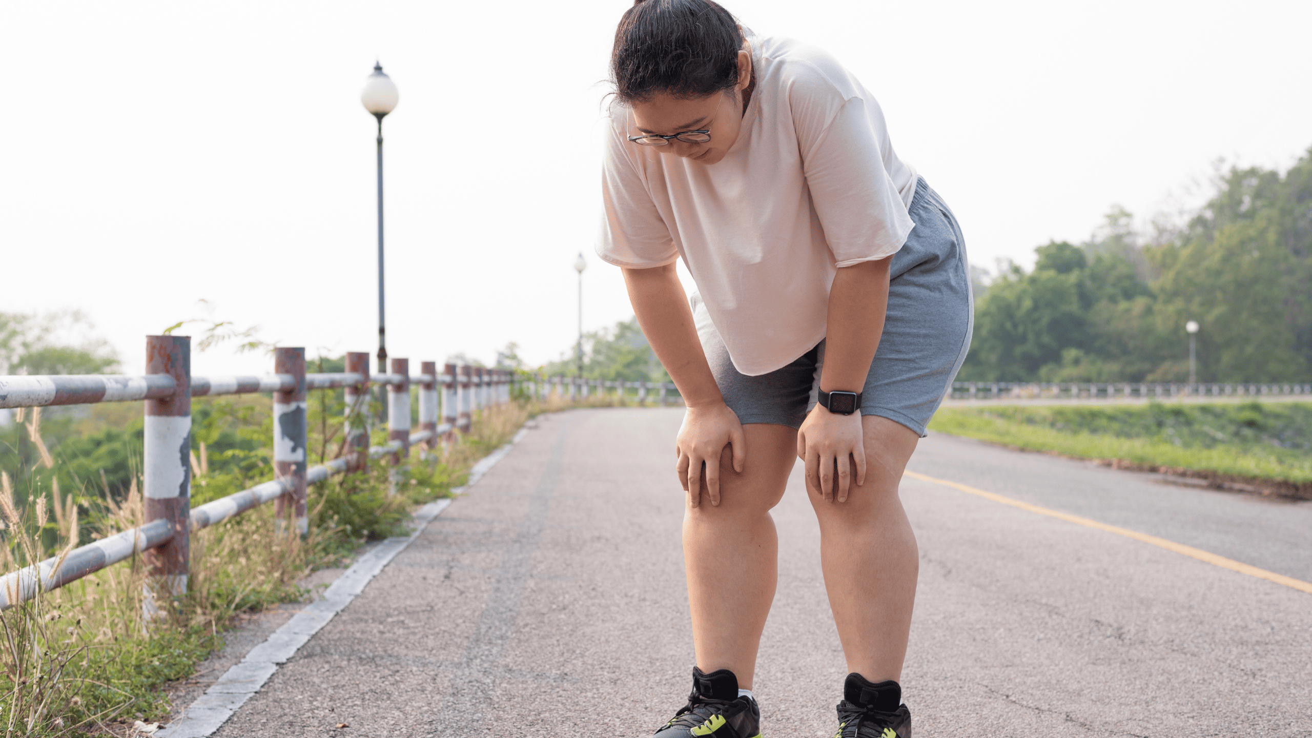 Frau ist erschöpft nach dem Training – zeigt, wie wichtig Nahrungsergänzungsmittel für Energie und Regeneration sein können.