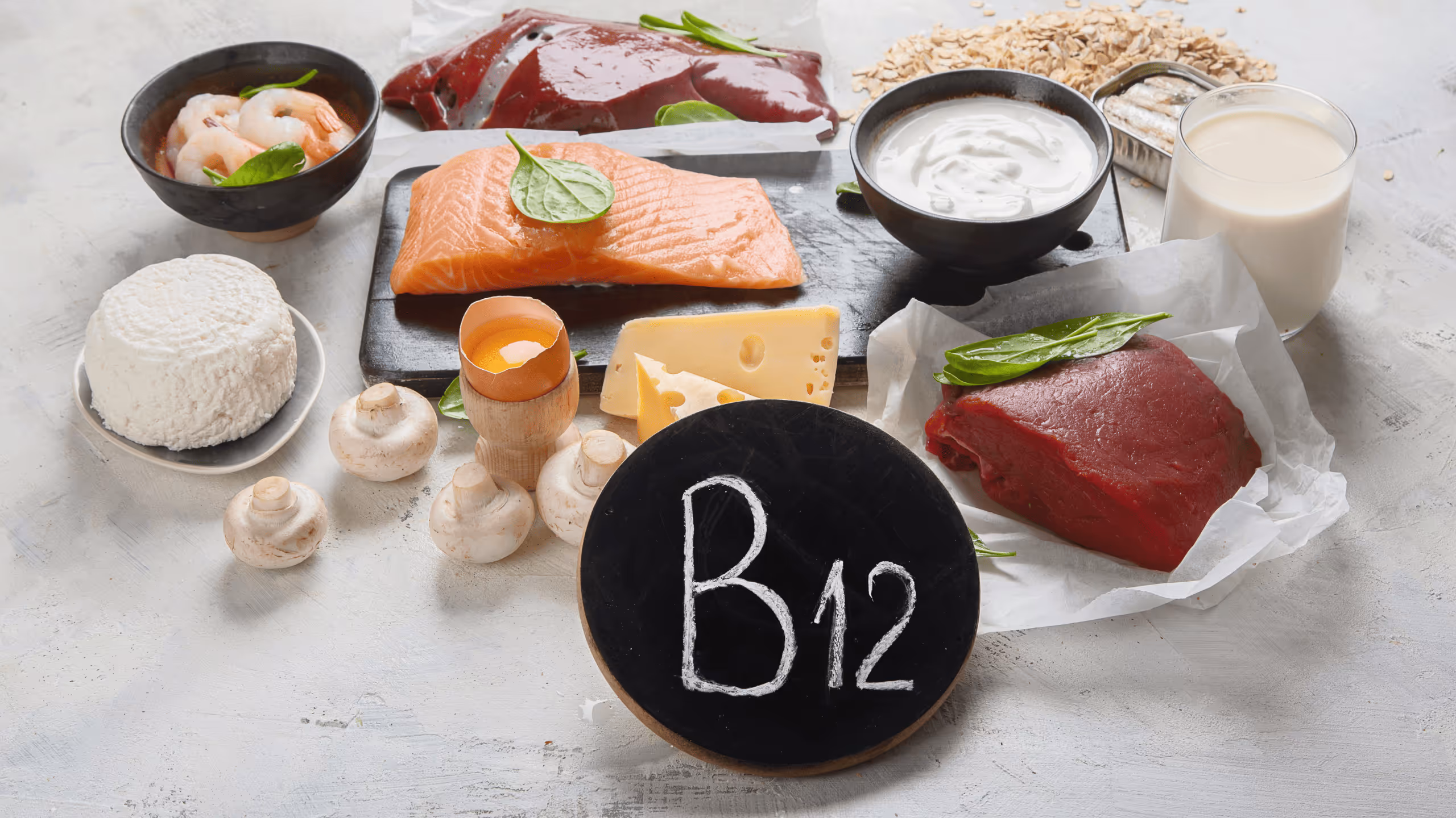 Vitamin-B12-haltige Lebensmittel – Fisch, Ei, Käse und Leber – Grundlage für eine gezielte Ergänzung mit Nahrungsergänzungsmitteln.