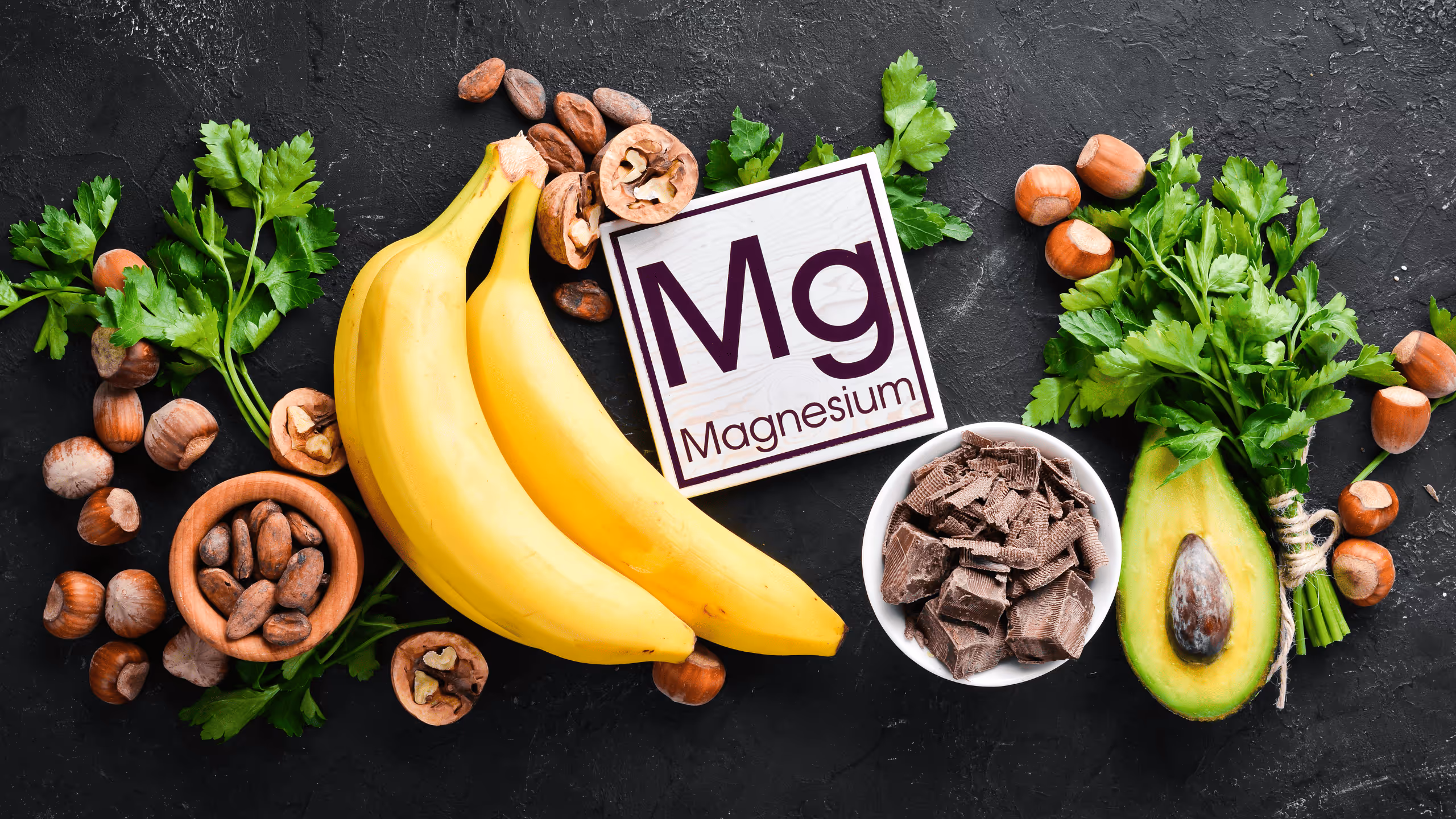 Lebensmittel mit hohem Magnesiumgehalt – Banane, Kakao, Avocado, Nüsse – natürliche Quellen für Nahrungsergänzungsmittel.