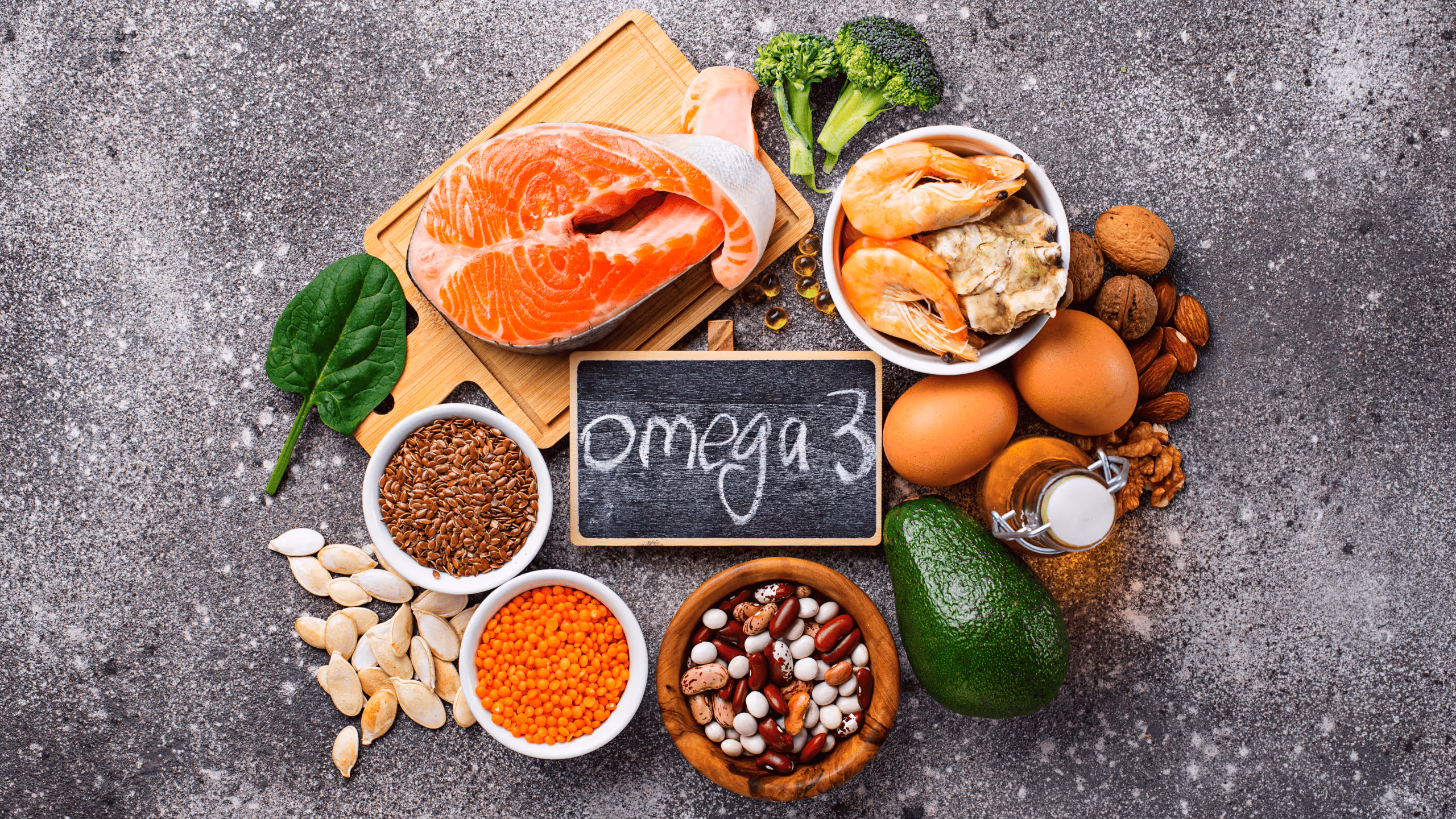 Omega-3-reiche Lebensmittel und Kapseln – Beispiel für hochwertige Fettsäuren als Nahrungsergänzungsmittel.