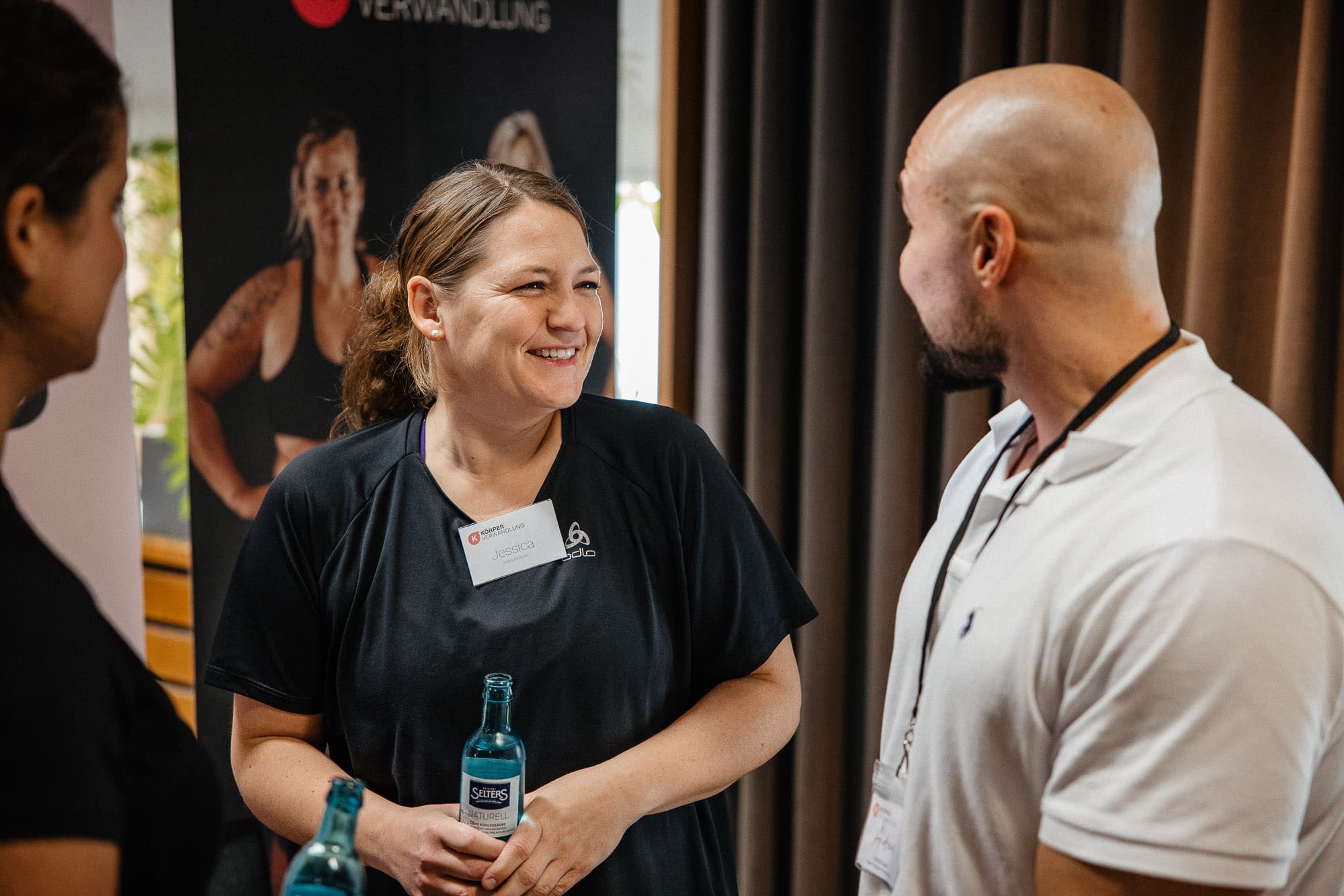 eilnehmerin im Gespräch während eines Körperverwandlung Coachings – persönlicher Austausch über Ernährung, Alltag und die richtige Anwendung von Nahrungsergänzungsmitteln