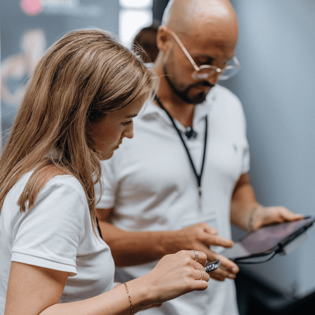 Zwei Ernährungsberater analysieren gemeinsam Daten auf einem Tablet, um individuelle Empfehlungen zu erstellen.