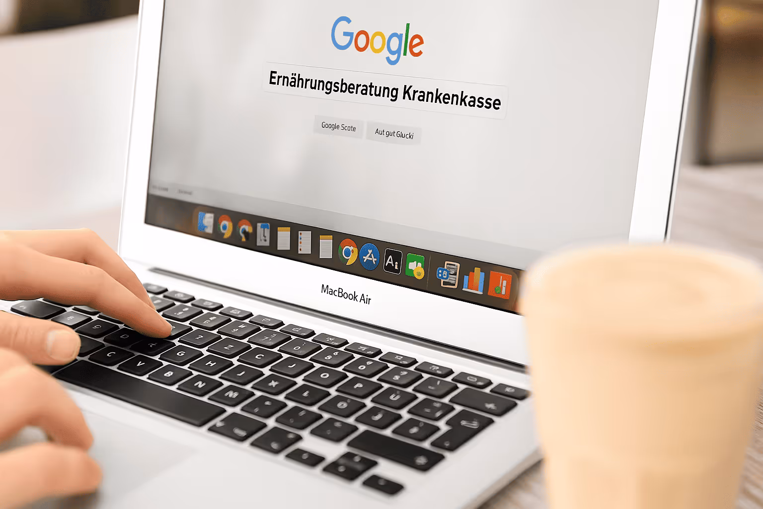 Person sucht bei Google nach Ernährungsberatung Krankenkasse auf einem Laptop – Symbolbild für die Suche nach Unterstützung beim Abnehmen