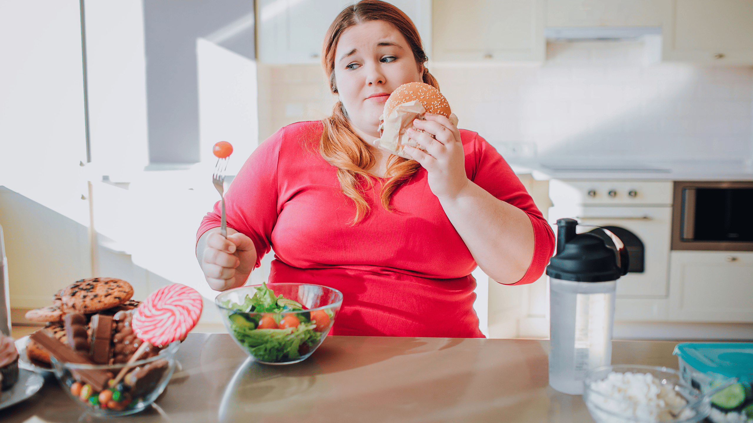 Eine Frau sitzt nachdenklich vor einem Tisch mit ungesundem Essen und Salat und ringt mit sich zwischen Lust und Vernunft – ein Symbol für emotionales Essen und innere Konflikte beim Abnehmen.