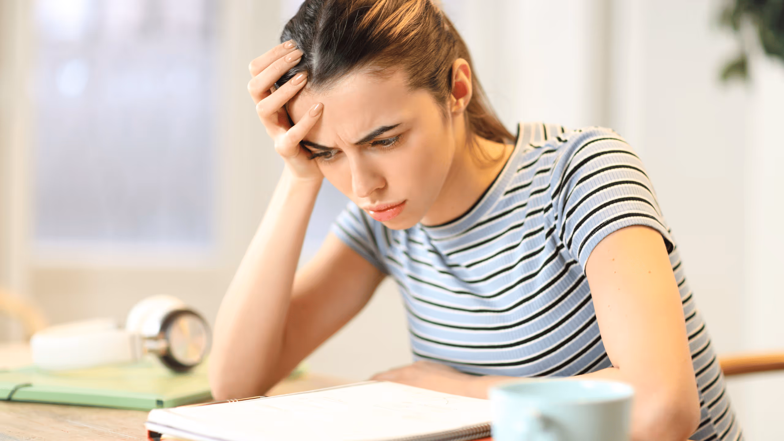 Frau wirkt enttäuscht nach einer Ernährungsberatung über die Krankenkasse – symbolisch für mangelnde Unterstützung und fehlende Ergebnisse