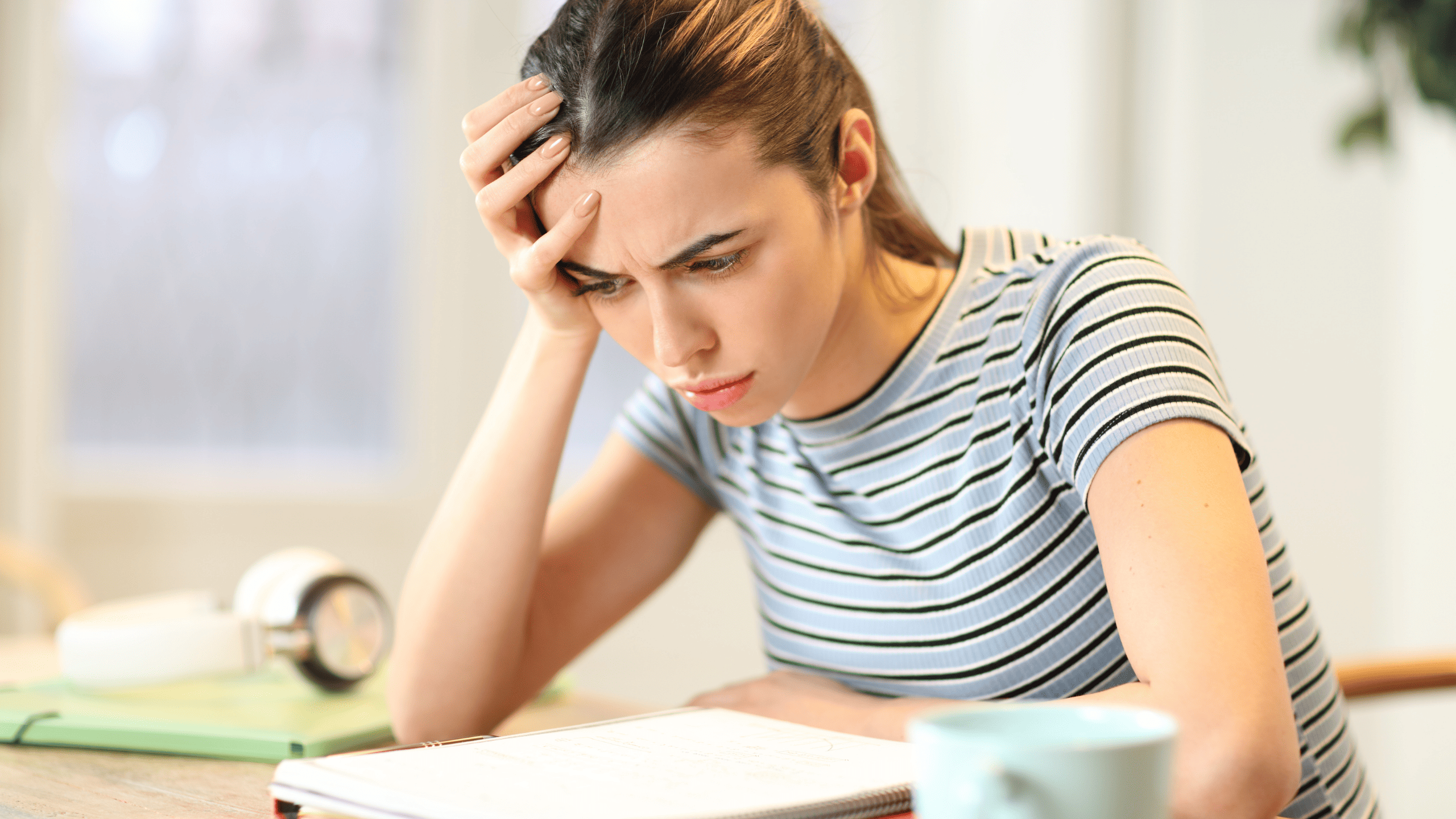 Frau wirkt enttäuscht nach einer Ernährungsberatung über die Krankenkasse – symbolisch für mangelnde Unterstützung und fehlende Ergebnisse