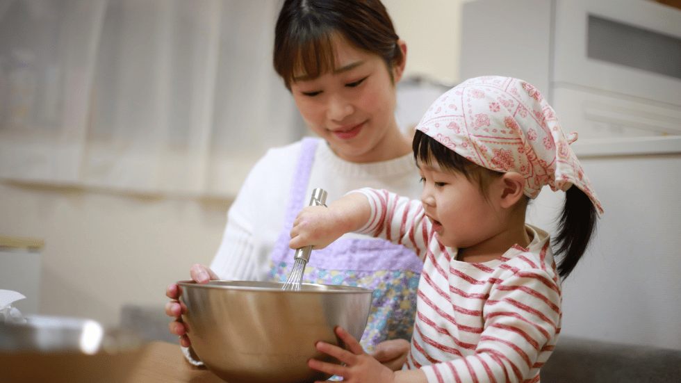 Mama kocht mit ihrem Kind – gemeinsame, gesunde Essensroutinen im Familienalltag