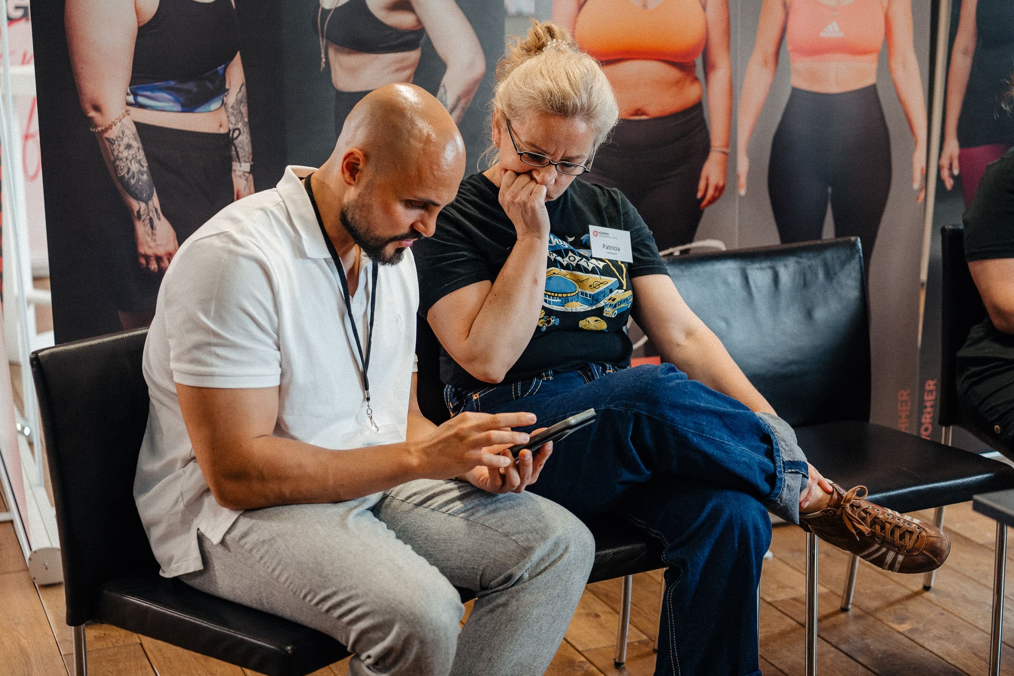 Andreas Kotte berät eine Teilnehmerin der Körperverwandlung zu Ernährung und Alltag – persönliches Coaching im Programm.