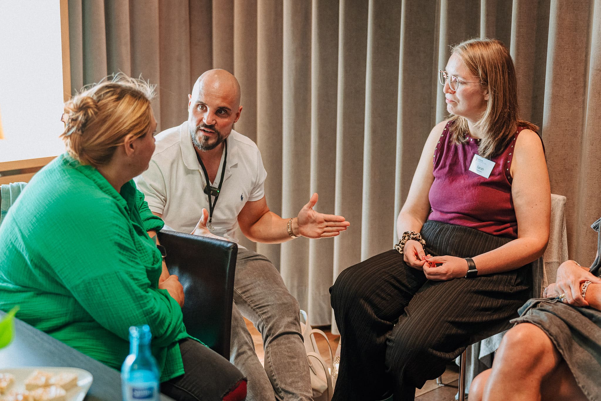 Abnehmcoach Andreas Kotte erklärt Teilnehmerinnen die Grundlagen von Ernährung, Bewegung und Mindset.