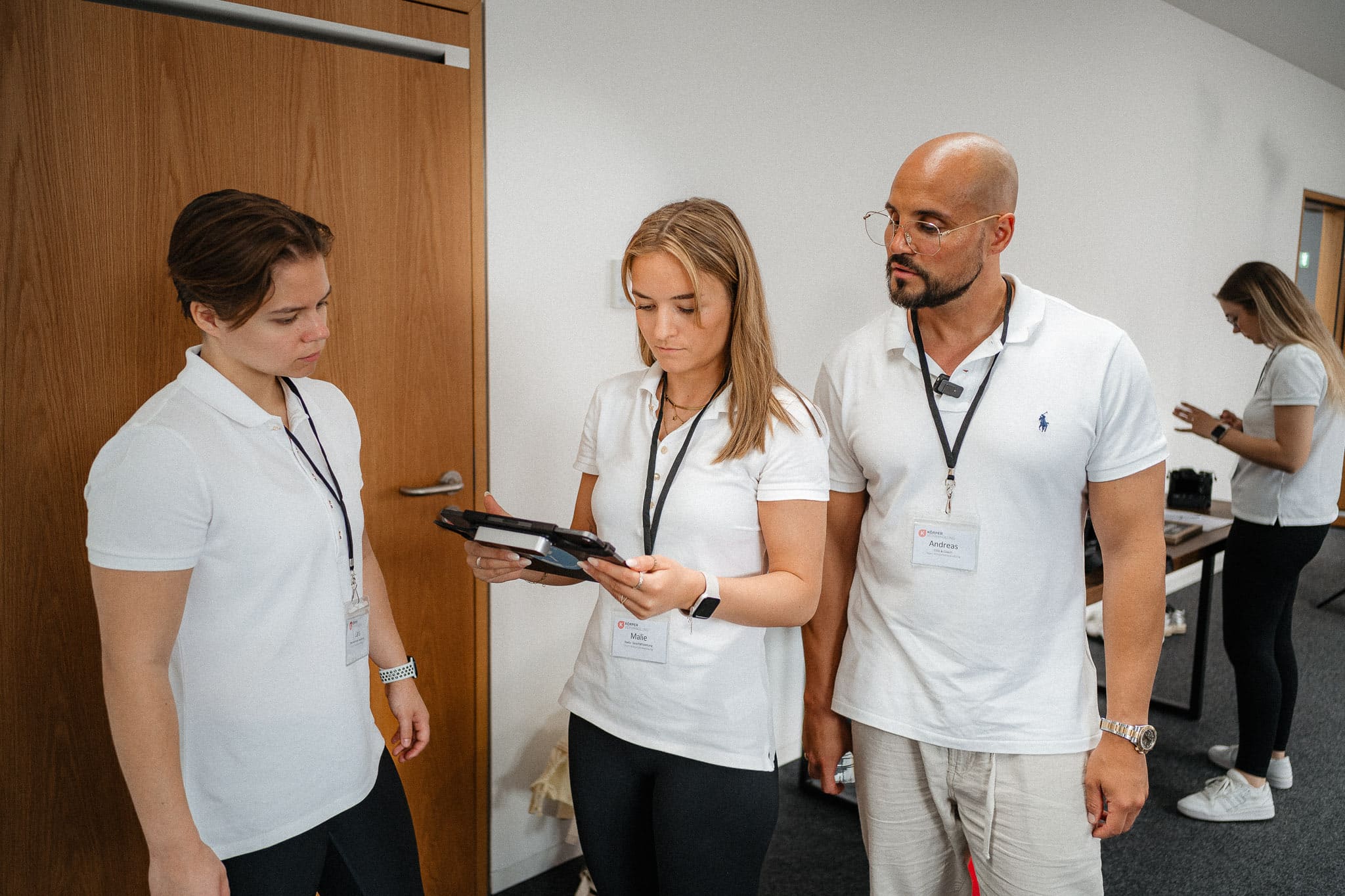 Team von Körperverwandlung analysiert individuelle Daten einer Teilnehmerin – professionelle, persönliche Betreuung beim Abnehmen.