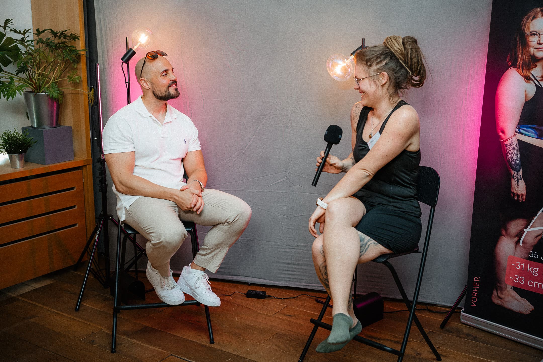 Coach Andreas Kotte im Gespräch mit einer Teilnehmerin über Erfahrungen beim Abnehmen und hormonelle Herausforderungen.