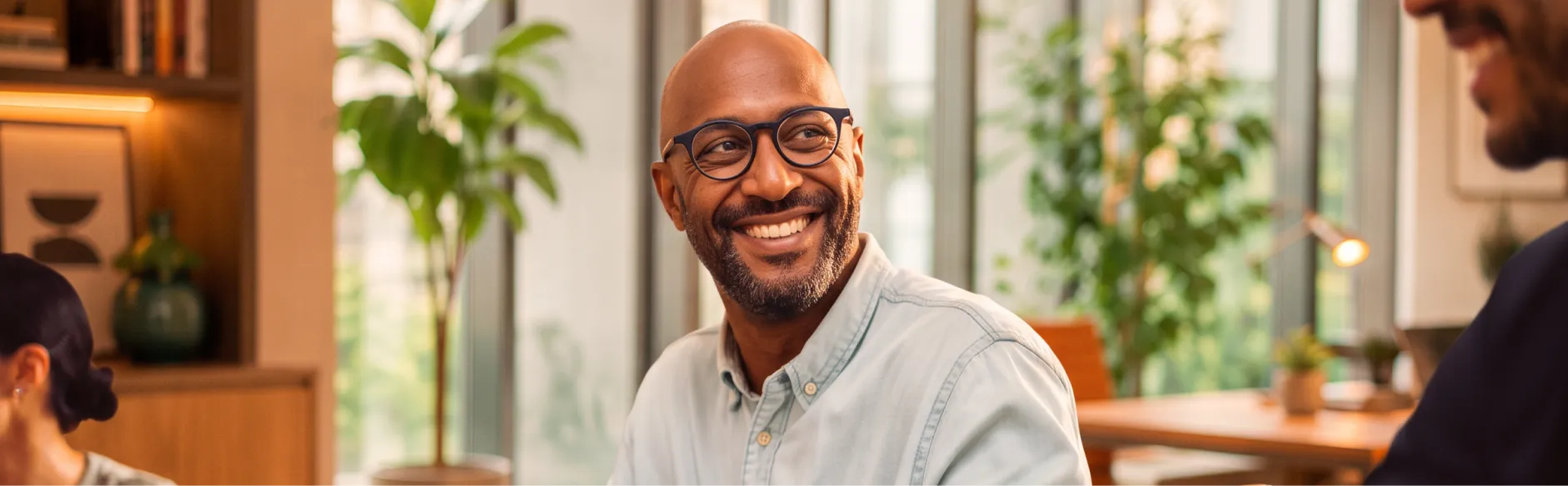 Colaborador sorrindo durante uma reunião no escritório