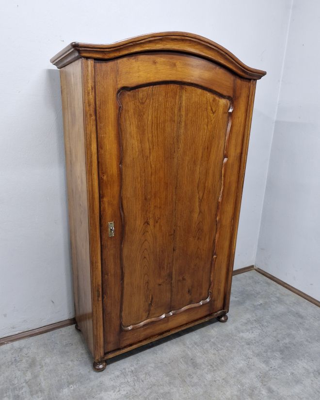 #szafaludwikowska   #mebelzcharakterem   #antyki   #meblezhistorią   #drewnianaszafa   #mebledębowe   #klasycznestylizacje   #antykstyl   #wnętrzezklimatem   #polskieantyki   #meblezprzeszłością   #szafazpółkami