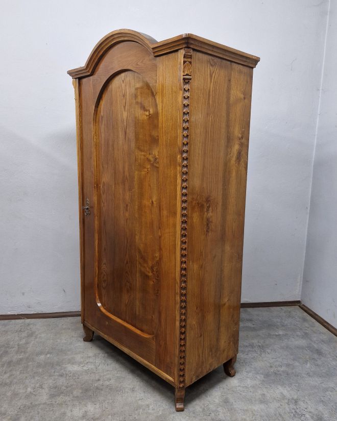 #szafaludwikowska   #mebelzcharakterem   #antyki   #meblezhistorią   #drewnianaszafa   #mebledębowe   #klasycznestylizacje   #antykstyl   #wnętrzezklimatem   #polskieantyki   #meblezprzeszłością   #szafazpółkami