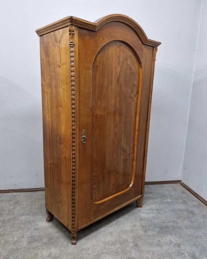 #szafaludwikowska   #mebelzcharakterem   #antyki   #meblezhistorią   #drewnianaszafa   #mebledębowe   #klasycznestylizacje   #antykstyl   #wnętrzezklimatem   #polskieantyki   #meblezprzeszłością   #szafazpółkami