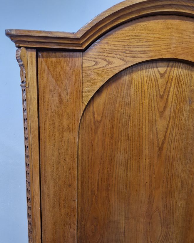 #szafaludwikowska   #mebelzcharakterem   #antyki   #meblezhistorią   #drewnianaszafa   #mebledębowe   #klasycznestylizacje   #antykstyl   #wnętrzezklimatem   #polskieantyki   #meblezprzeszłością   #szafazpółkami