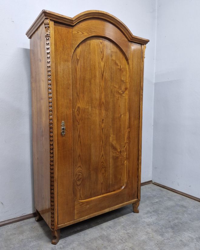 #szafaludwikowska   #mebelzcharakterem   #antyki   #meblezhistorią   #drewnianaszafa   #mebledębowe   #klasycznestylizacje   #antykstyl   #wnętrzezklimatem   #polskieantyki   #meblezprzeszłością   #szafazpółkami