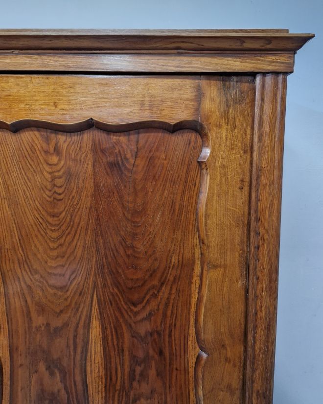 #szafabiedermeier   #mebelantyczny   #antyki   #biedermeierstyle   #mebledrewniane   #klasycznyszaf   #antykstyl   #szafazhistorią   #wnętrzezcharakterem   #meblezprzeszłością   #drewnianaszafa   #unikatowymebel