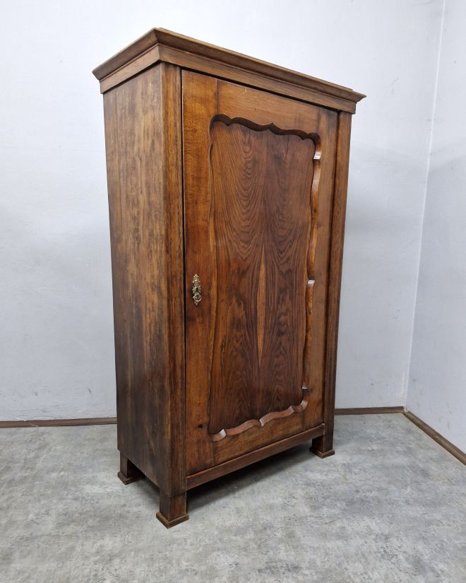 #szafabiedermeier   #mebelantyczny   #antyki   #biedermeierstyle   #mebledrewniane   #klasycznyszaf   #antykstyl   #szafazhistorią   #wnętrzezcharakterem   #meblezprzeszłością   #drewnianaszafa   #unikatowymebel