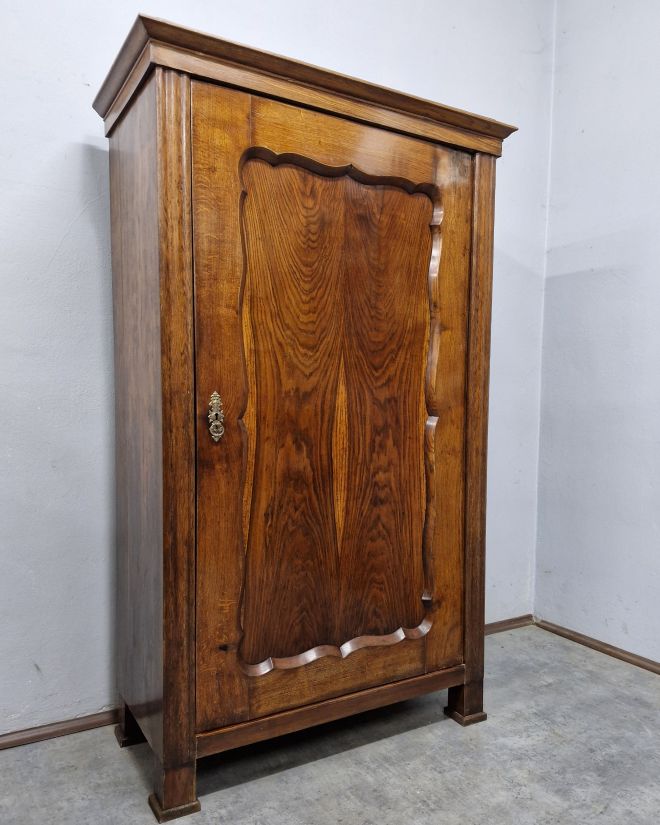 #szafabiedermeier   #mebelantyczny   #antyki   #biedermeierstyle   #mebledrewniane   #klasycznyszaf   #antykstyl   #szafazhistorią   #wnętrzezcharakterem   #meblezprzeszłością   #drewnianaszafa   #unikatowymebel