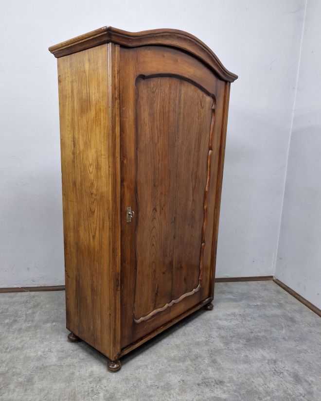 #szafaludwikowska   #mebelzcharakterem   #antyki   #meblezhistorią   #drewnianaszafa   #mebledębowe   #klasycznestylizacje   #antykstyl   #wnętrzezklimatem   #polskieantyki   #meblezprzeszłością   #szafazpółkami