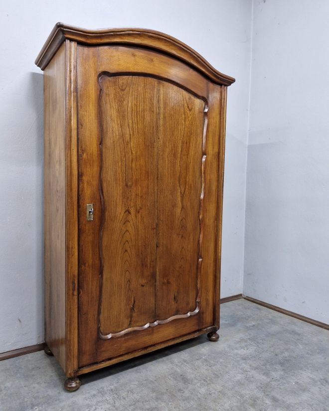 #szafaludwikowska   #mebelzcharakterem   #antyki   #meblezhistorią   #drewnianaszafa   #mebledębowe   #klasycznestylizacje   #antykstyl   #wnętrzezklimatem   #polskieantyki   #meblezprzeszłością   #szafazpółkami