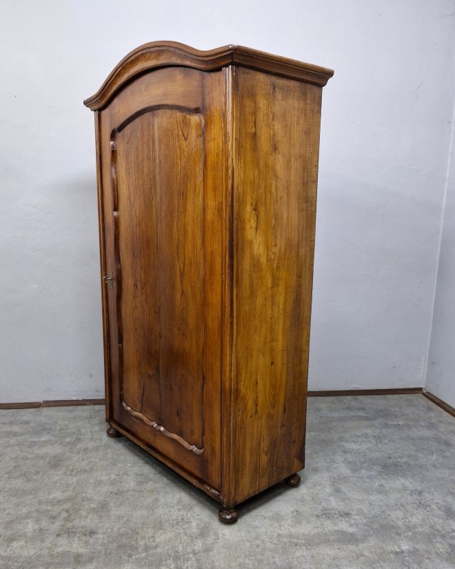 #szafaludwikowska   #mebelzcharakterem   #antyki   #meblezhistorią   #drewnianaszafa   #mebledębowe   #klasycznestylizacje   #antykstyl   #wnętrzezklimatem   #polskieantyki   #meblezprzeszłością   #szafazpółkami