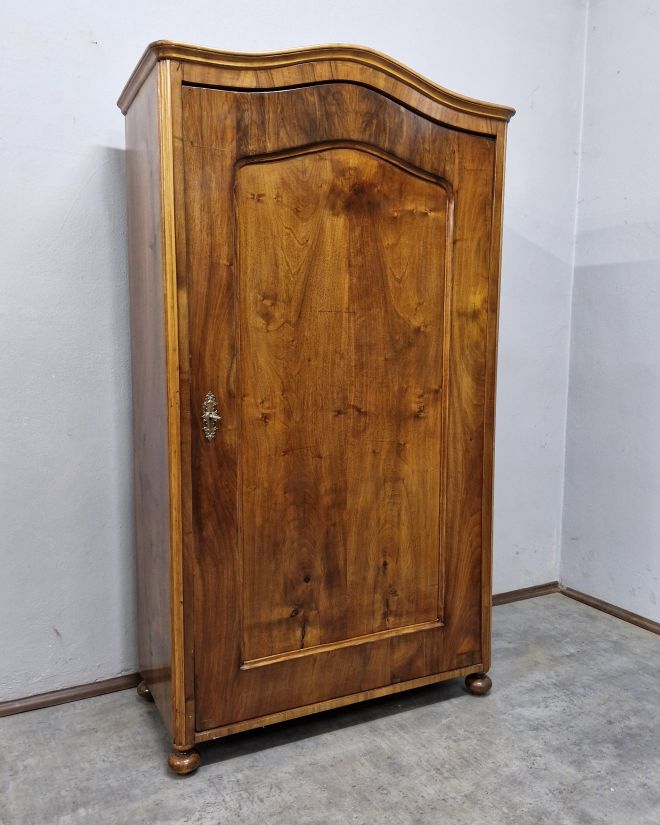 #szafaludwikowska   #mebelzcharakterem   #antyki   #meblezhistorią   #drewnianaszafa   #mebledębowe   #klasycznestylizacje   #antykstyl   #wnętrzezklimatem   #polskieantyki   #meblezprzeszłością   #szafazpółkami