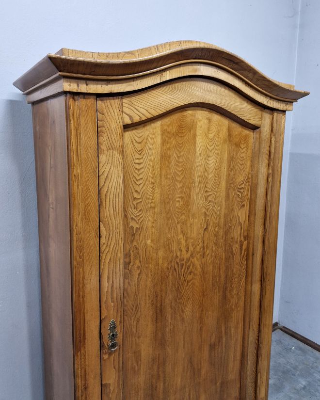 #szafaludwikowska   #mebelzcharakterem   #antyki   #meblezhistorią   #drewnianaszafa   #mebledębowe   #klasycznestylizacje   #antykstyl   #wnętrzezklimatem   #polskieantyki   #meblezprzeszłością   #szafazpółkami