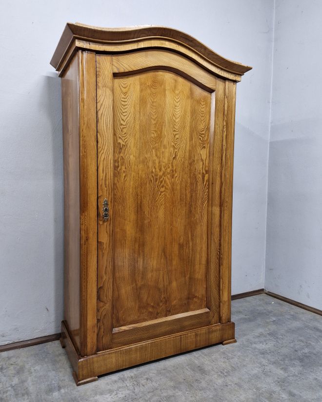 #szafaludwikowska   #mebelzcharakterem   #antyki   #meblezhistorią   #drewnianaszafa   #mebledębowe   #klasycznestylizacje   #antykstyl   #wnętrzezklimatem   #polskieantyki   #meblezprzeszłością   #szafazpółkami