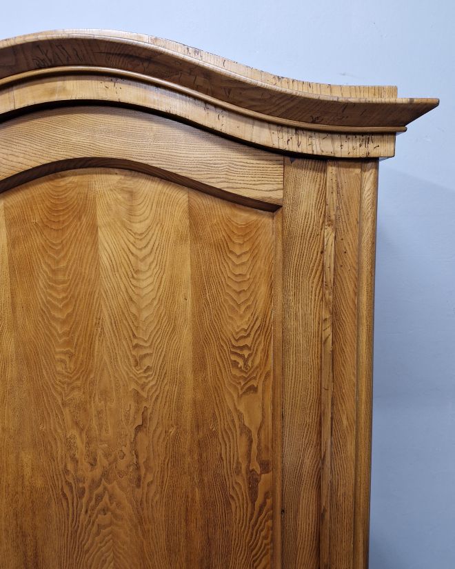 #szafaludwikowska   #mebelzcharakterem   #antyki   #meblezhistorią   #drewnianaszafa   #mebledębowe   #klasycznestylizacje   #antykstyl   #wnętrzezklimatem   #polskieantyki   #meblezprzeszłością   #szafazpółkami