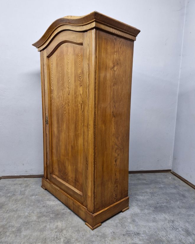 #szafaludwikowska   #mebelzcharakterem   #antyki   #meblezhistorią   #drewnianaszafa   #mebledębowe   #klasycznestylizacje   #antykstyl   #wnętrzezklimatem   #polskieantyki   #meblezprzeszłością   #szafazpółkami