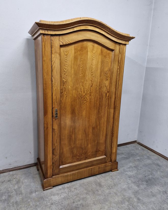 #szafaludwikowska   #mebelzcharakterem   #antyki   #meblezhistorią   #drewnianaszafa   #mebledębowe   #klasycznestylizacje   #antykstyl   #wnętrzezklimatem   #polskieantyki   #meblezprzeszłością   #szafazpółkami