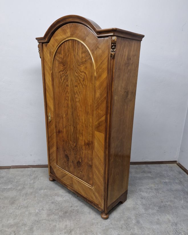 #szafaludwikowska   #mebelzcharakterem   #antyki   #meblezhistorią   #drewnianaszafa   #mebledębowe   #klasycznestylizacje   #antykstyl   #wnętrzezklimatem   #polskieantyki   #meblezprzeszłością   #szafazpółkami