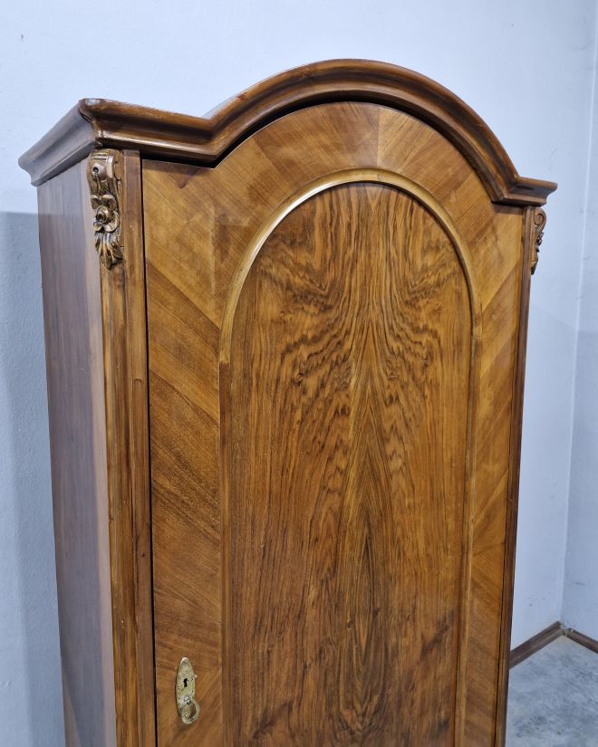 #szafaludwikowska   #mebelzcharakterem   #antyki   #meblezhistorią   #drewnianaszafa   #mebledębowe   #klasycznestylizacje   #antykstyl   #wnętrzezklimatem   #polskieantyki   #meblezprzeszłością   #szafazpółkami